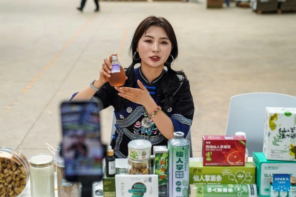 Các sản phẩm từ xương rồng tại làng Chuangzitian hiện được ứng dụng đa dạng trong thực phẩm, đồ uống, mỹ phẩm và du lịch, mở ra sinh kế bền vững cho người dân địa phương. (Nguồn: Tân Hoa xã) Các sản phẩm từ xương rồng tại làng Chuangzitian hiện được ứng dụng đa dạng trong thực phẩm, đồ uống, mỹ phẩm và du lịch, mở ra sinh kế bền vững cho người dân địa phương. (Nguồn: Tân Hoa xã)