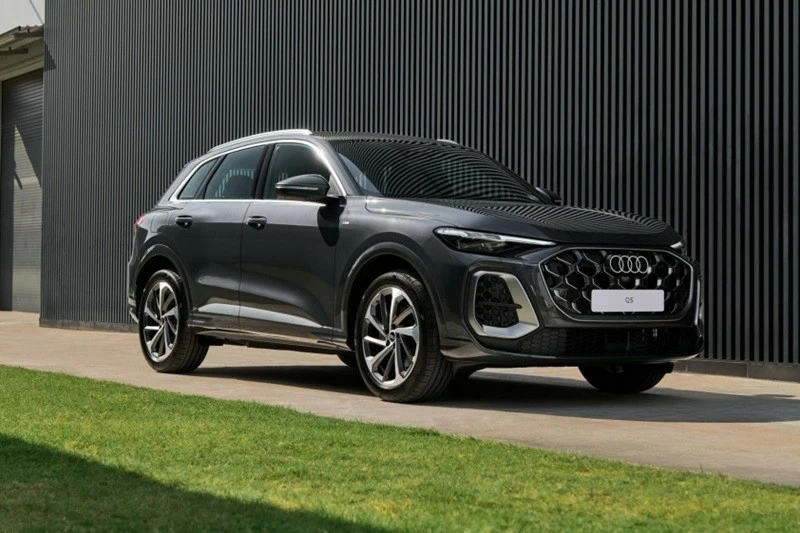 Audi Q5 2026 được trang bị gói thể thao S line, mang đến diện mạo mạnh mẽ và hiện đại hơn.