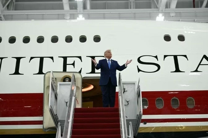 Giữa tâm điểm tranh cãi, Tổng thống Trump giới thiệu mẫu Air Force One mới
