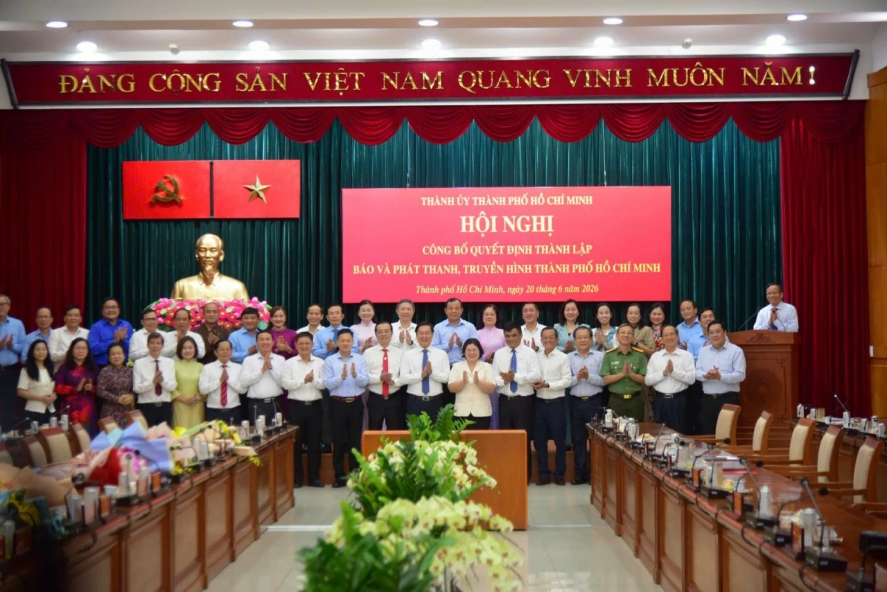 Các đại biểu chụp ảnh lưu niệm sau lễ công bố thành lập Báo và Phát thanh, Truyền hình TP. Hồ Chí Minh sáng 20/6.