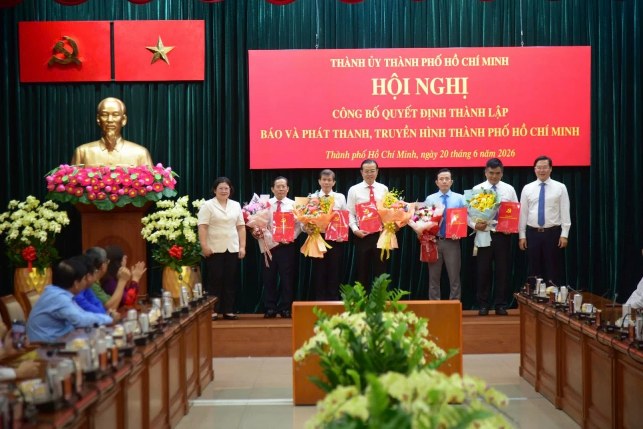 Lãnh đạo Thành ủy TP. Hồ Chí Minh trao quyết định bổ nhiệm và tặng hoa chúc mừng Ban lãnh đạo Báo và Phát thanh, Truyền hình TP. Hồ Chí Minh. (Nguồn: TTXVN)