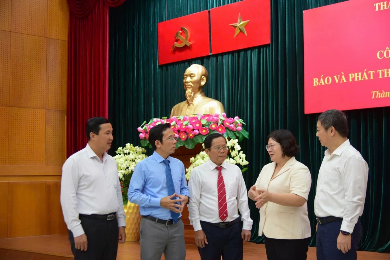 Bà Văn Thị Bạch Tuyết trao đổi bên lề hội nghị với đại diện các cơ quan báo chí tại lễ công bố thành lập Báo và Phát thanh, Truyền hình TP Hồ Chí Minh sáng 20/6.
