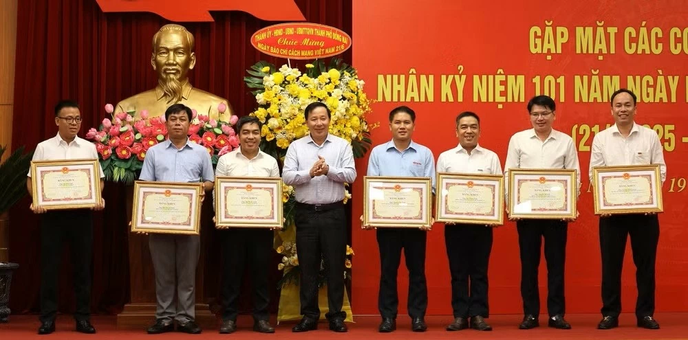 Phó Bí thư Thành ủy, Chủ tịch Ủy ban nhân dân thành phố Đồng Nai Nguyễn Văn Út trao Bằng khen cho 7 cá nhân có thành tích xuất sắc trong việc tuyên truyền thành lập thành phố Đồng Nai - Ảnh Báo Nhân dân