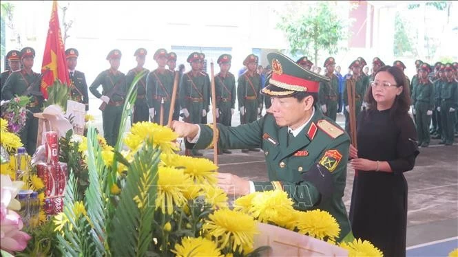 Các đại biểu thành kính dâng hương tưởng niệm tại lễ viếng 9 hài cốt liệt sĩ được tìm kiếm, quy tập trong Chiến dịch 500 ngày đêm tại xã Bát Xát ngày 20/6. (Nguồn: TTXVN)