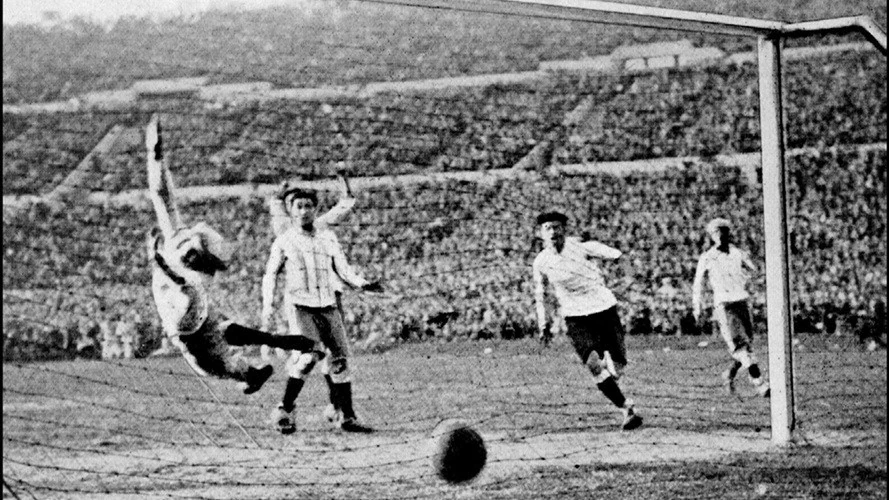 Héctor 'El Manco' Castro ghi bàn thắng thứ tư cho Uruguay trong trận chung kết World Cup đầu tiên của FIFA vào ngày 30 tháng 7 năm 1930 tại Montevideo, Uruguay. Wikimedia Comon