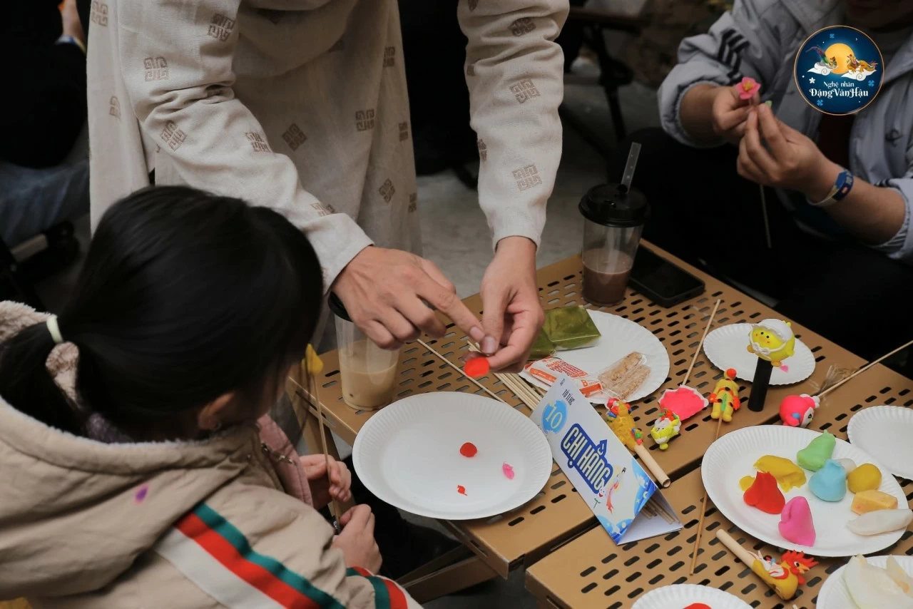 Tò he Việt Nam: Nặn hình di sản, gửi gắm hồn Việt ra thế giới Tò he Việt Nam: Nặn hình di sản, gửi gắm hồn Việt ra thế giới