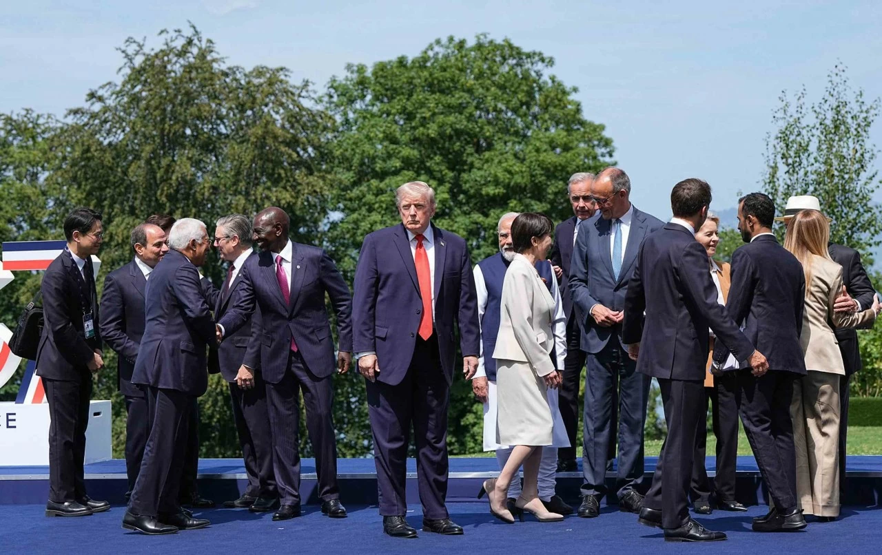 Tổng thống Mỹ Donald Trump đứng ở vị trí trung tâm sân khấu khi các nhà lãnh đạo thế giới chào hỏi nhau để chụp ảnh lưu niệm chính thức tại Hội nghị Thượng đỉnh G7 ở Évian-les-Bains, Pháp, ngày 16/6. (Nguồn: The New York Times)