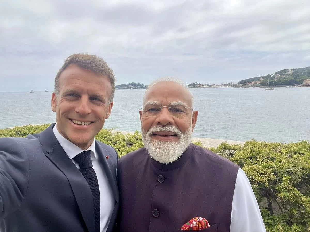 Tổng thống Pháp Emmanuel Macron (trái) và Thủ tướng Ấn Độ Narendra Modi chụp ảnh selfie ngày 14/6, nhân chuyến thăm của ông Modi tới châu Âu và tham dự Hội nghị thượng đỉnh G7. (Nguồn: X)