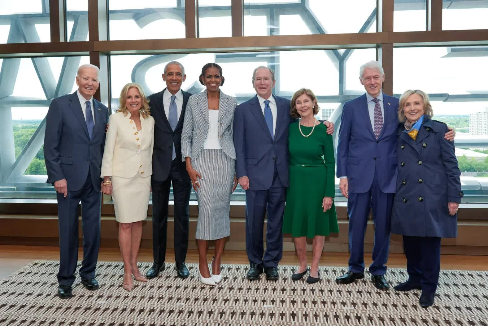Từ trái sang phải: cựu Tổng thống Joe Biden, cựu Đệ nhất phu nhân Jill Biden, cựu Tổng thống Barack Obama, cựu Đệ nhất phu nhân Michelle Obama, cựu Tổng thống George W. Bush, cựu Đệ nhất phu nhân Laura Bush, cựu Tổng thống Bill Clinton và cựu Ngoại trưởng Hillary Clinton chụp ảnh lưu niệm trước lễ khánh thành Trung tâm Tổng thống Barack Obama tại Chicago, Mỹ, ngày 18/6. (Nguồn: Pool)