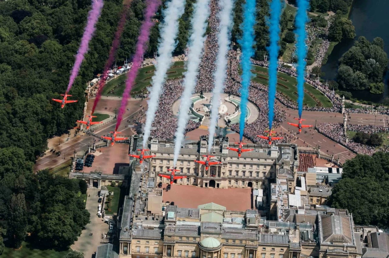 Đội bay biểu diễn Red Arrows của Không quân Hoàng gia Anh bay qua Cung điện Buckingham trong khuôn khổ lễ diễu binh thường niên Trooping the Colour tại London, Anh, ngày 13/6. (Nguồn: Pool)