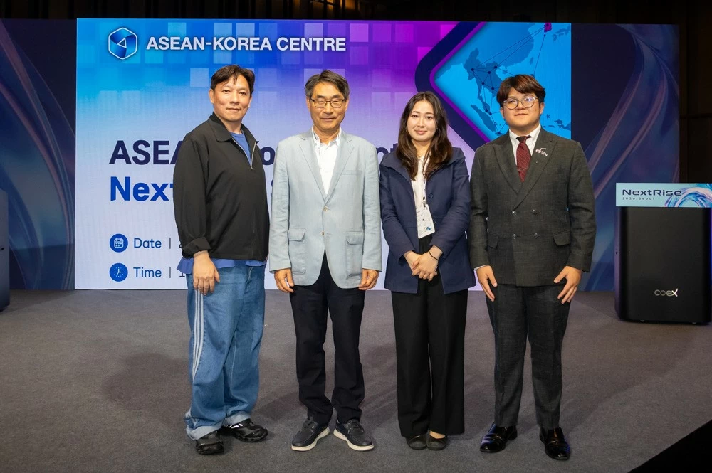 Tổng Thư ký Trung tâm ASEAN-Hàn Quốc Kim Jae-shin chụp ảnh lưu niệm cùng đại diện các doanh nghiệp khởi nghiệp tham gia Tuần lễ Khởi nghiệp ASEAN-Hàn Quốc 2025. Ảnh chụp ngày 19/6 tại COEX, Seoul. AKC
