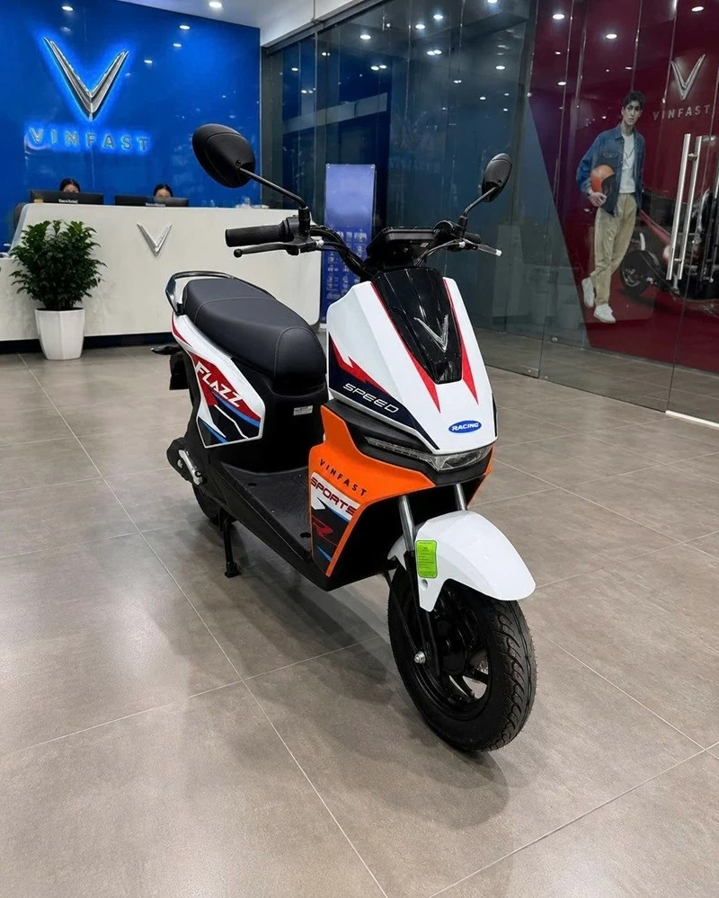 Ngoại hình của Flazz Max mang phong cách đơn giản, phù hợp với nhóm khách hàng trẻ. Ngoại hình của Flazz Max mang phong cách đơn giản, phù hợp với nhóm khách hàng trẻ.