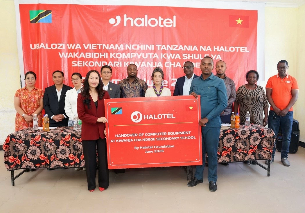 Đại sứ Việt Nam và Halotel trao tặng phòng máy tính cho trường Kiwanja cha Ndege Dodoma CC