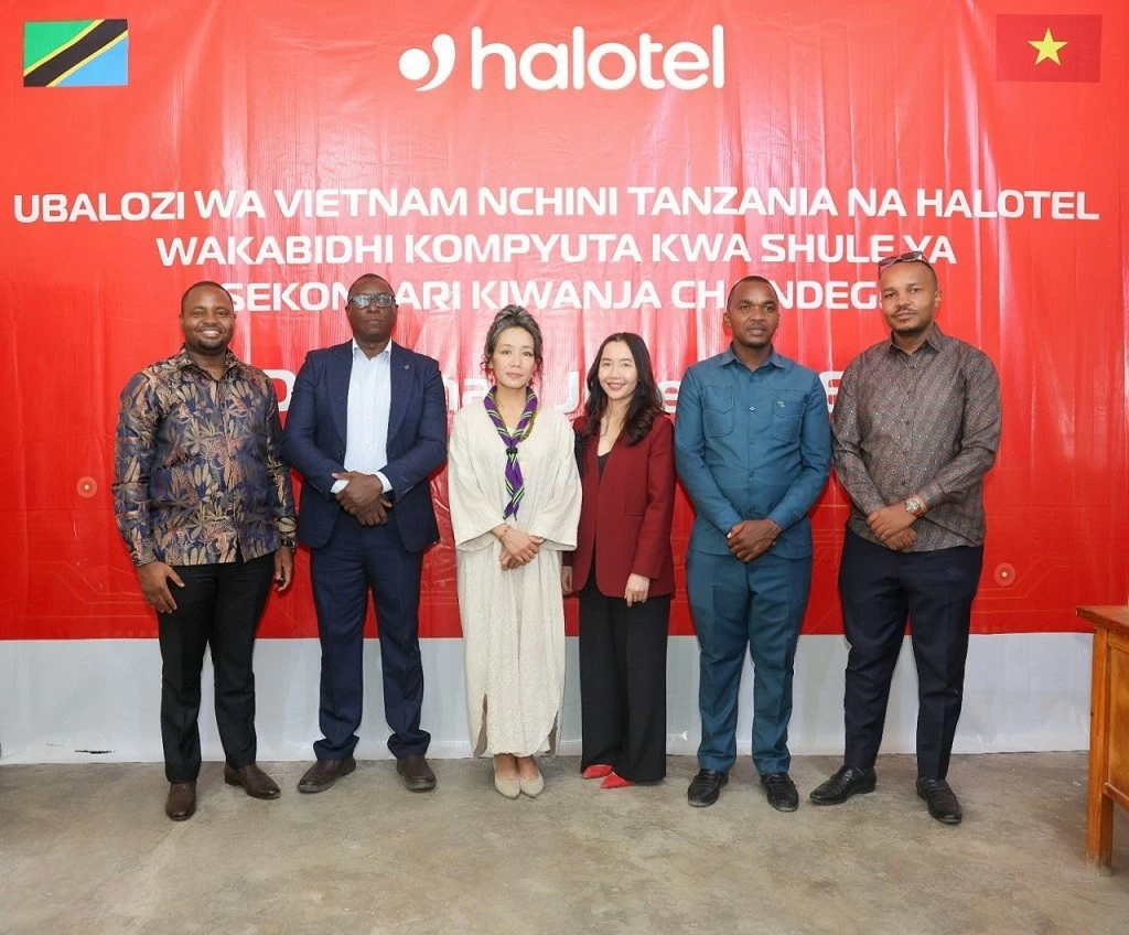Đại sứ Việt Nam và Halotel trao tặng phòng máy tính cho trường Kiwanja cha Ndege Dodoma CC