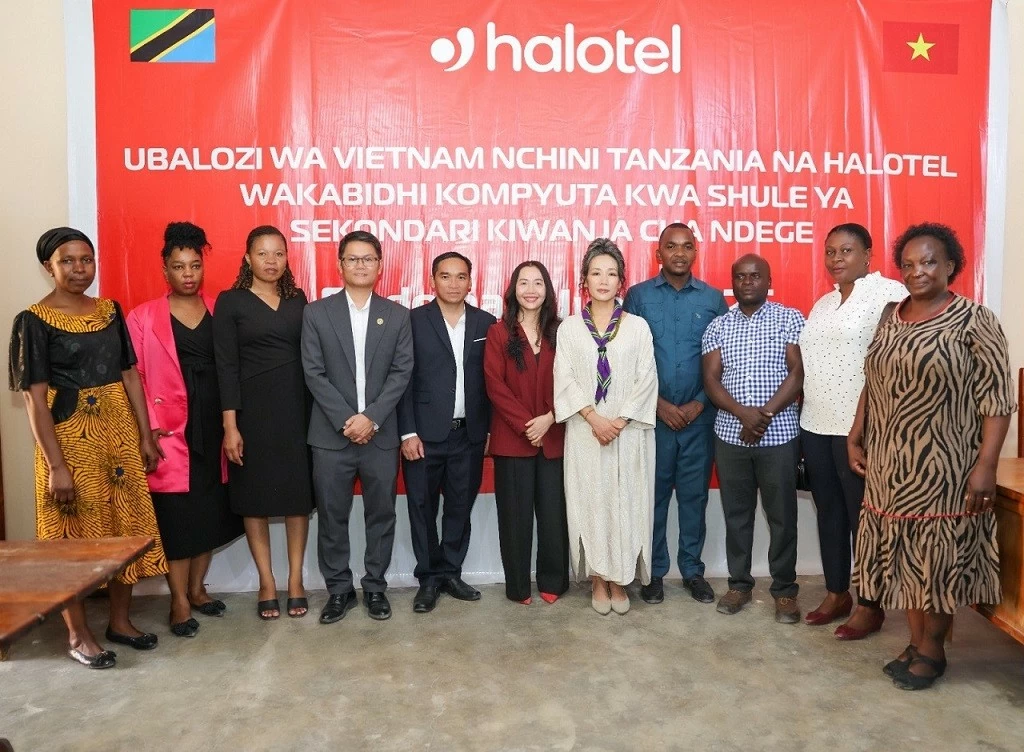 Đại sứ Việt Nam và Halotel trao tặng phòng máy tính cho trường Kiwanja cha Ndege Dodoma CC