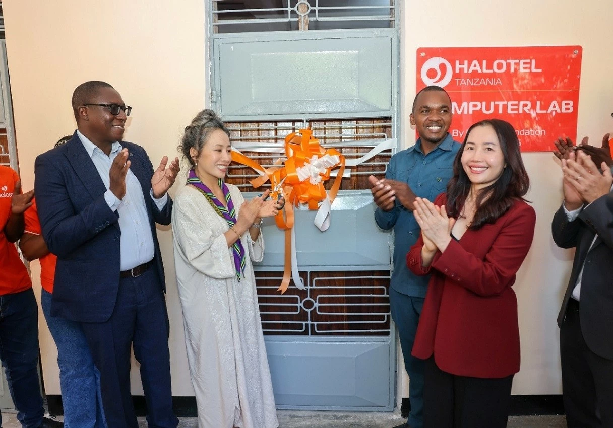 Đại sứ Việt Nam và Halotel trao tặng phòng máy tính cho trường Kiwanja cha Ndege Dodoma CC