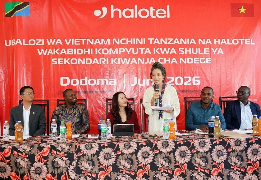 Đại sứ Việt Nam và Halotel trao tặng phòng máy tính cho trường Kiwanja cha Ndege Dodoma CC