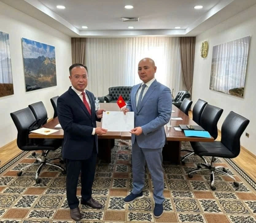 Đại sứ Nguyễn Thành Lê bắt đầu nhiệm kỳ công tác tại Kazakhstan Đại sứ Nguyễn Thành Lê bắt đầu nhiệm kỳ công tác tại Kazakhstan