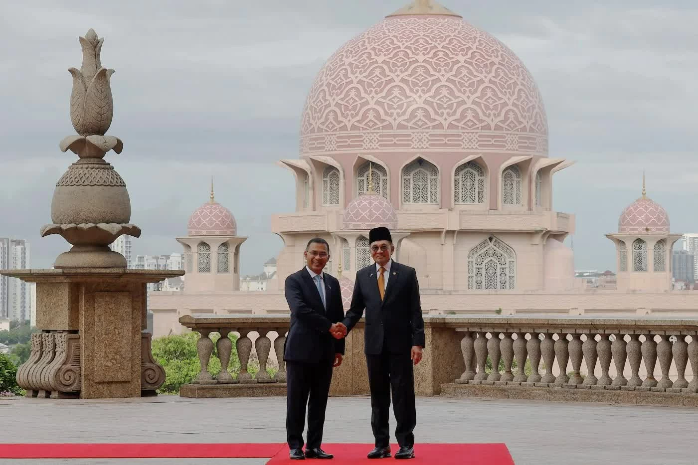 Thủ tướng Datuk Seri Anwar Ibrahim (phải) đón Thủ tướng Bangladesh Tarique Rahman tại Perdana Putra. -BernAMA