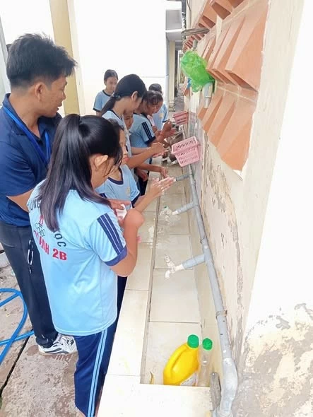 Chung tay mang nước sạch đến người dân vùng ven biển, xây dựng cộng đồng khỏe mạnh Chung tay mang nước sạch đến người dân vùng ven biển, xây dựng cộng đồng khỏe mạnh