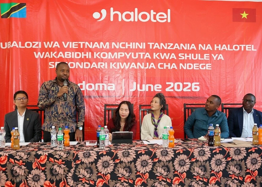 Đại sứ Việt Nam và Halotel trao tặng phòng máy tính cho trường Kiwanja cha Ndege Dodoma CC