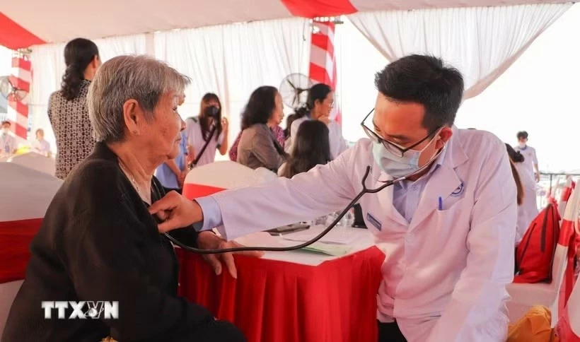 Nâng chất y tế tuyến cơ sở: Lấy người dân làm trung tâm phục vụ