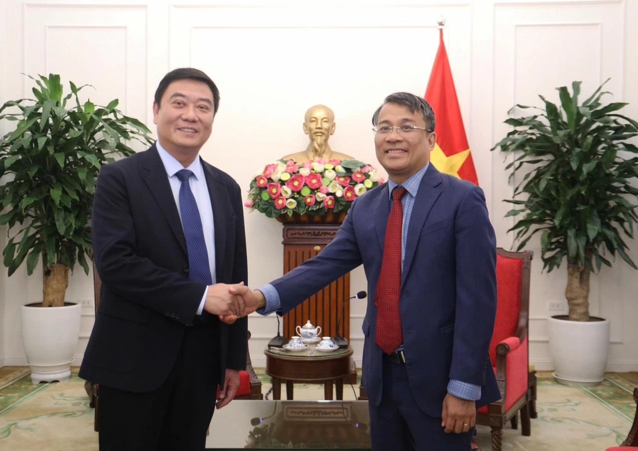 Ủy viên Trung ương Đảng, Phó Bí thư Đảng ủy Bộ, Thứ trưởng Thường trực Bộ Ngoại giao tiếp Chủ nhiệm Văn phòng Ngoại vụ tỉnh Quảng Đông Mã Văn Phong. (Ảnh: Thành Long) Ủy viên Trung ương Đảng, Phó Bí thư Đảng ủy Bộ, Thứ trưởng Thường trực Bộ Ngoại giao tiếp Chủ nhiệm Văn phòng Ngoại vụ tỉnh Quảng Đông Mã Văn Phong. (Ảnh: Thành Long)