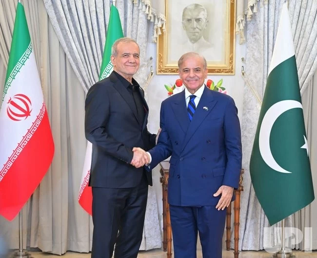 Tổng thống Iran thăm Pakistan: Khẳng định không đàm phán với Mỹ về chương trình tên lửa, kêu gọi xây dựng cấu trúc an ninh mới cho Trung Đông