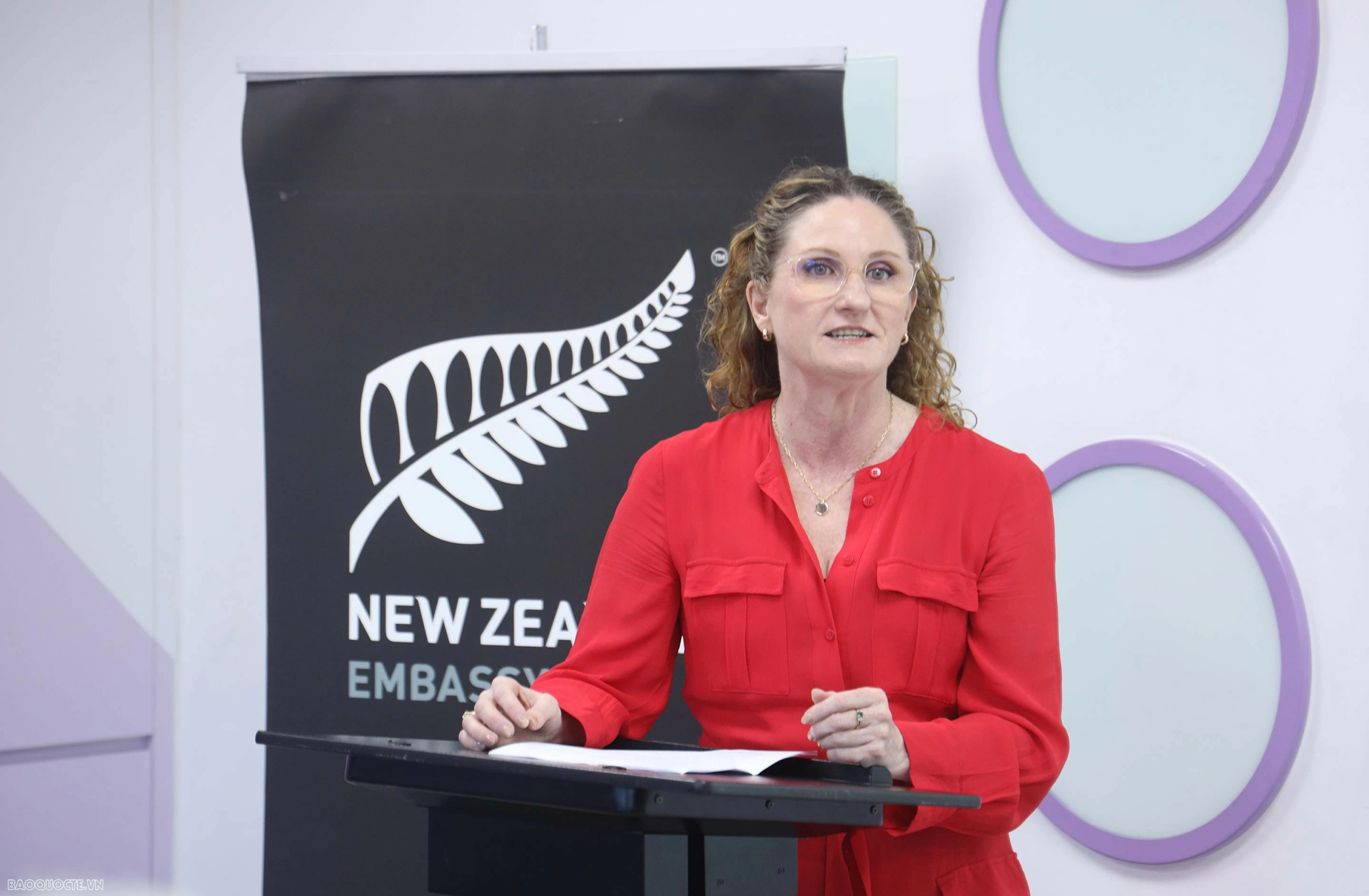 Đại sứ New Zealand tại Việt Nam Caroline Beresford phát biểu tại buổi khai mạc. (Ảnh: Thành Long)