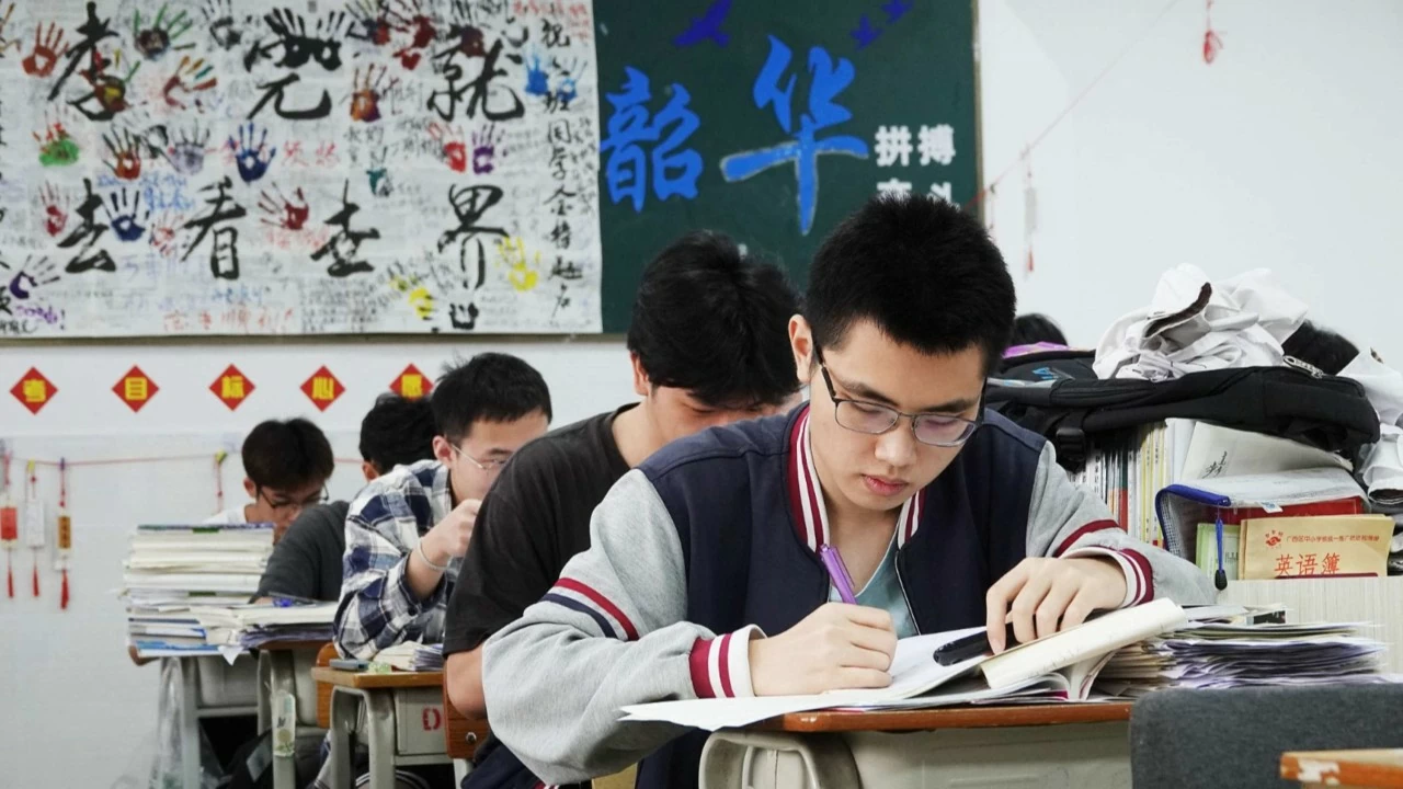 Từ cuộc đua vào đại học, nhìn về nền kinh tế chính trị đang chuyển mình của Trung Quốc Từ cuộc đua vào đại học, nhìn về nền kinh tế chính trị đang chuyển mình của Trung Quốc