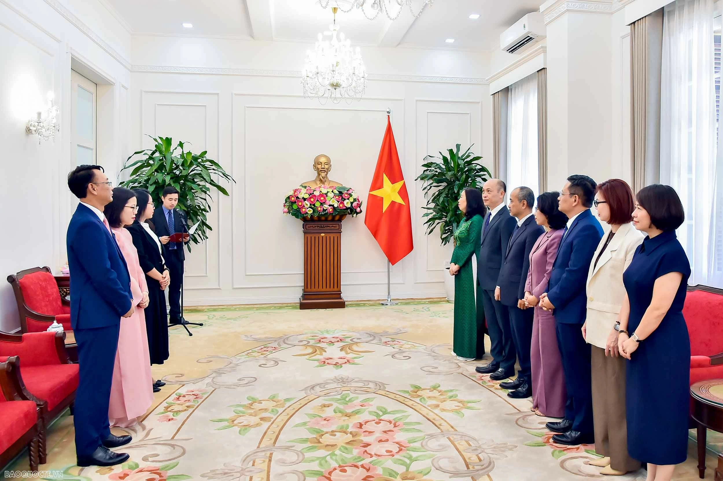 Thứ trưởng Lê Thị Thu Hằng trao quyết định bổ nhiệm cán bộ lãnh đạo, quản lý Thứ trưởng Ngoại giao Lê Thị Thu Hằng trao quyết định điều động, bổ nhiệm cán bộ lãnh đạo, quản lý