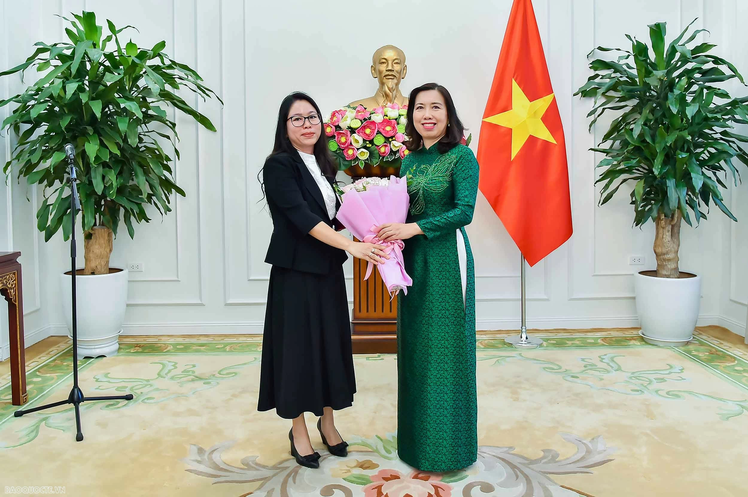 Thứ trưởng Lê Thị Thu Hằng trao quyết định bổ nhiệm cán bộ lãnh đạo, quản lý Thứ trưởng Ngoại giao Lê Thị Thu Hằng trao quyết định điều động, bổ nhiệm cán bộ lãnh đạo, quản lý
