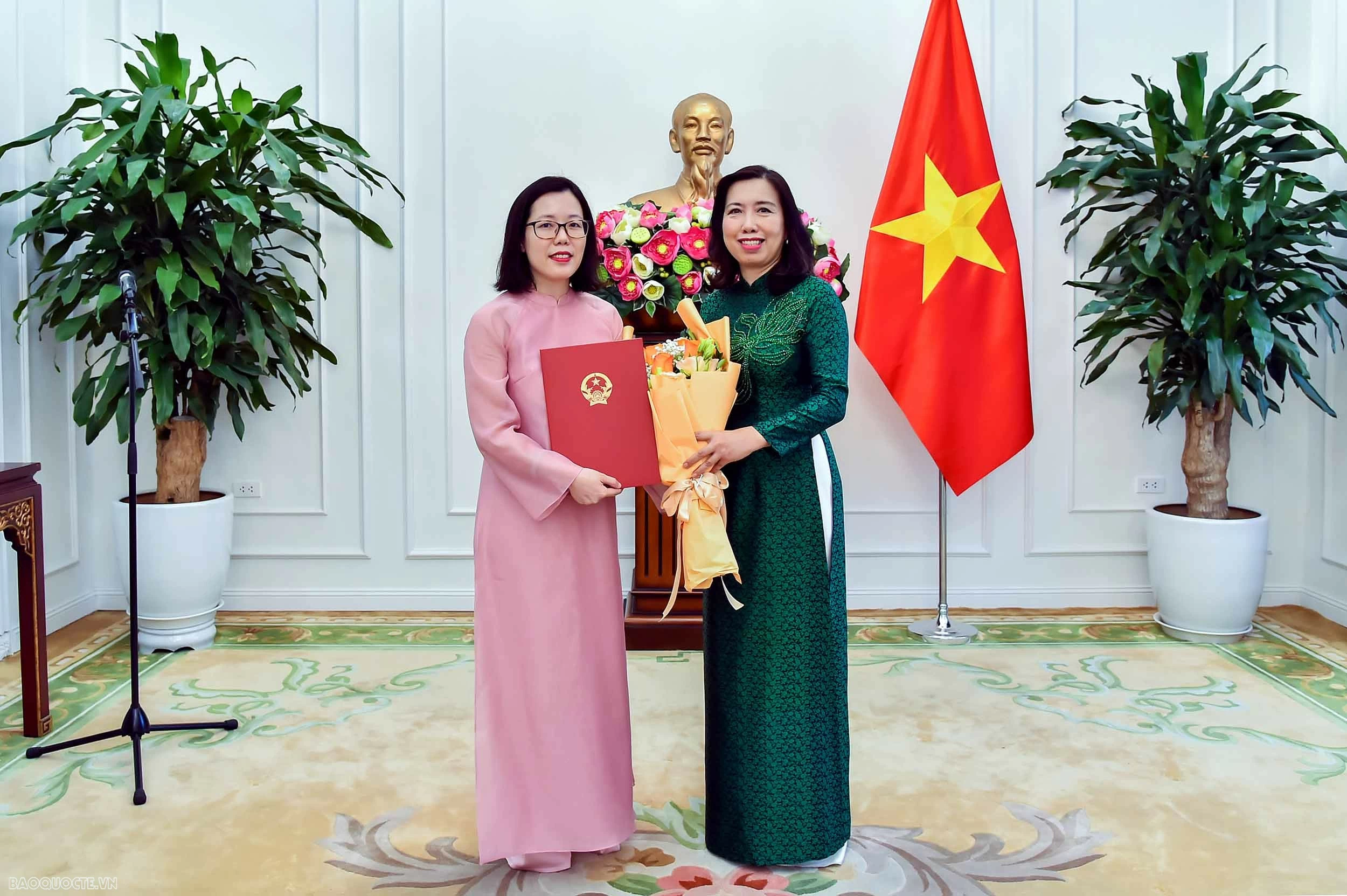 Thứ trưởng Lê Thị Thu Hằng trao quyết định bổ nhiệm cán bộ lãnh đạo, quản lý Thứ trưởng Ngoại giao Lê Thị Thu Hằng trao quyết định điều động, bổ nhiệm cán bộ lãnh đạo, quản lý