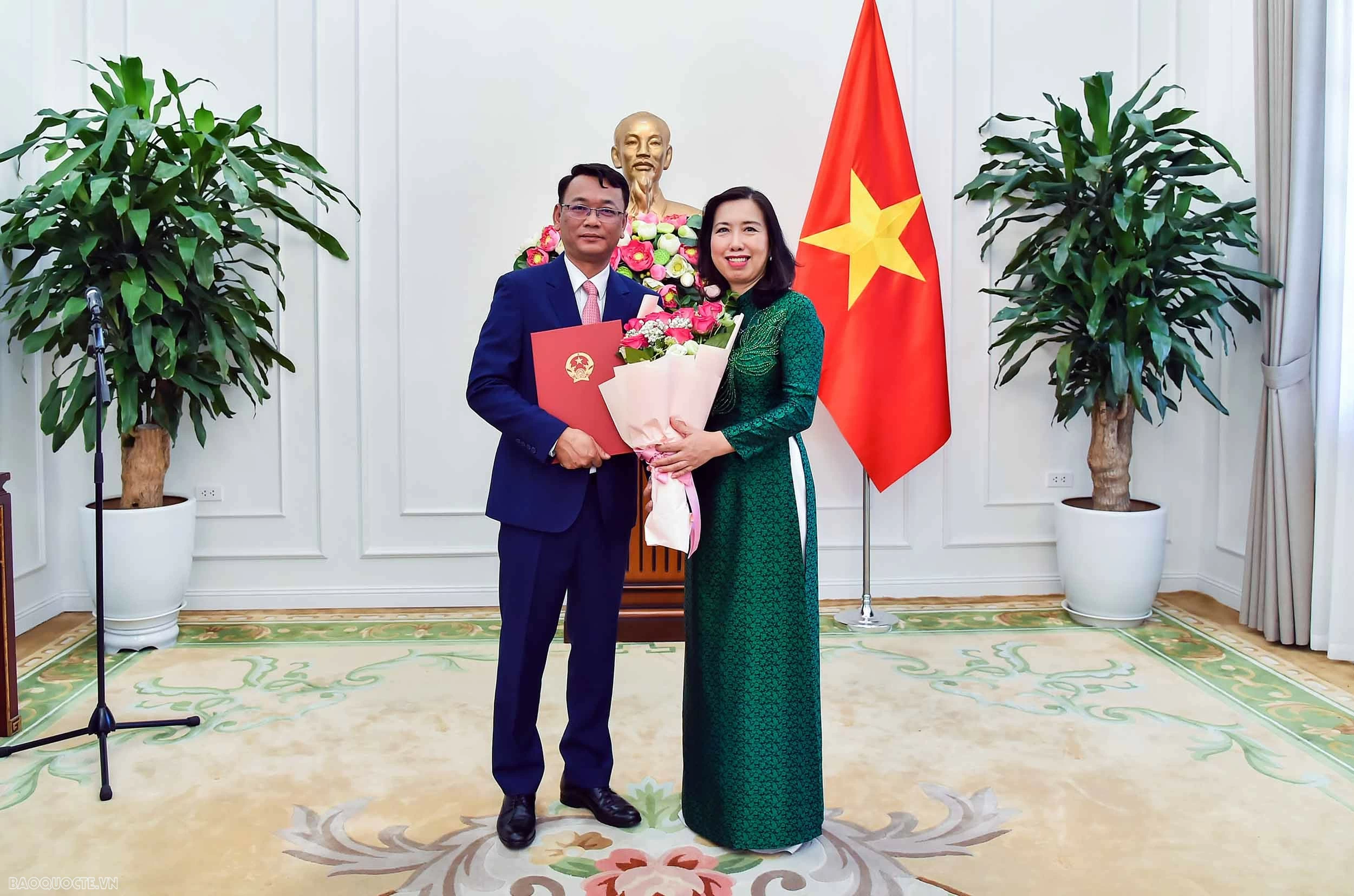Thứ trưởng Lê Thị Thu Hằng trao quyết định bổ nhiệm cán bộ lãnh đạo, quản lý Thứ trưởng Ngoại giao Lê Thị Thu Hằng trao quyết định điều động, bổ nhiệm cán bộ lãnh đạo, quản lý