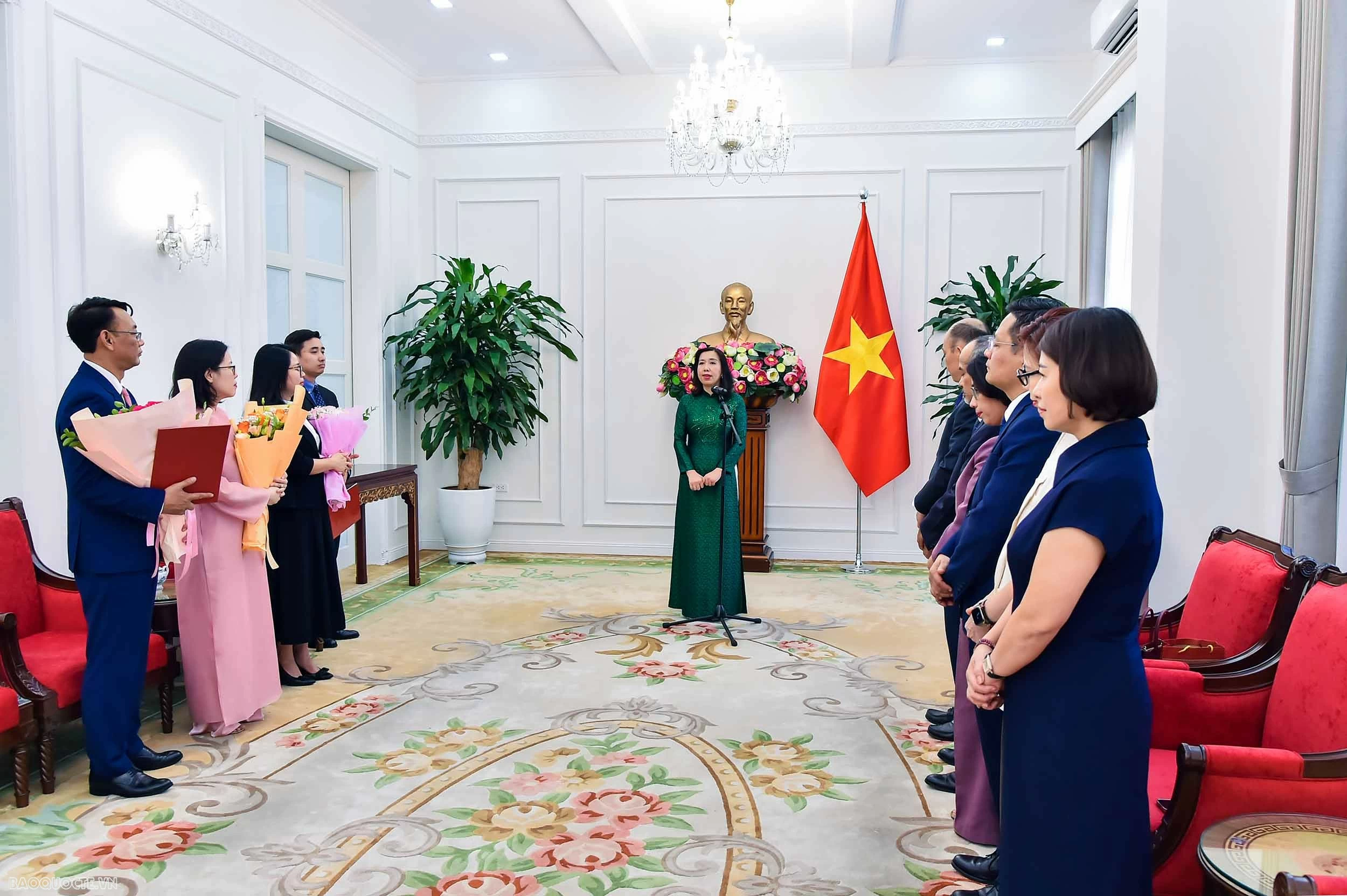 Thứ trưởng Lê Thị Thu Hằng trao quyết định bổ nhiệm cán bộ lãnh đạo, quản lý Thứ trưởng Ngoại giao Lê Thị Thu Hằng trao quyết định điều động, bổ nhiệm cán bộ lãnh đạo, quản lý