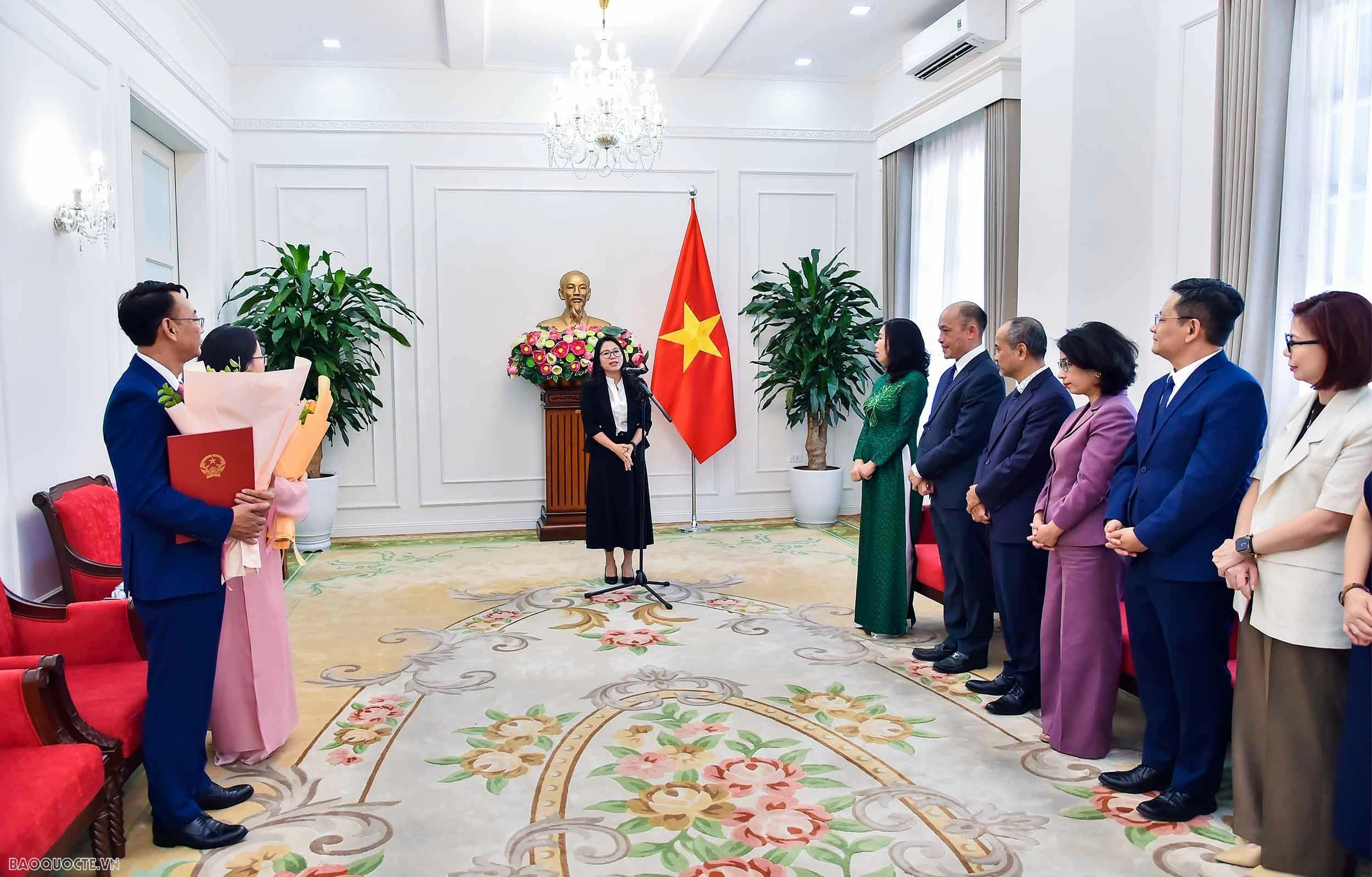 Thứ trưởng Lê Thị Thu Hằng trao quyết định bổ nhiệm cán bộ lãnh đạo, quản lý Thứ trưởng Ngoại giao Lê Thị Thu Hằng trao quyết định điều động, bổ nhiệm cán bộ lãnh đạo, quản lý
