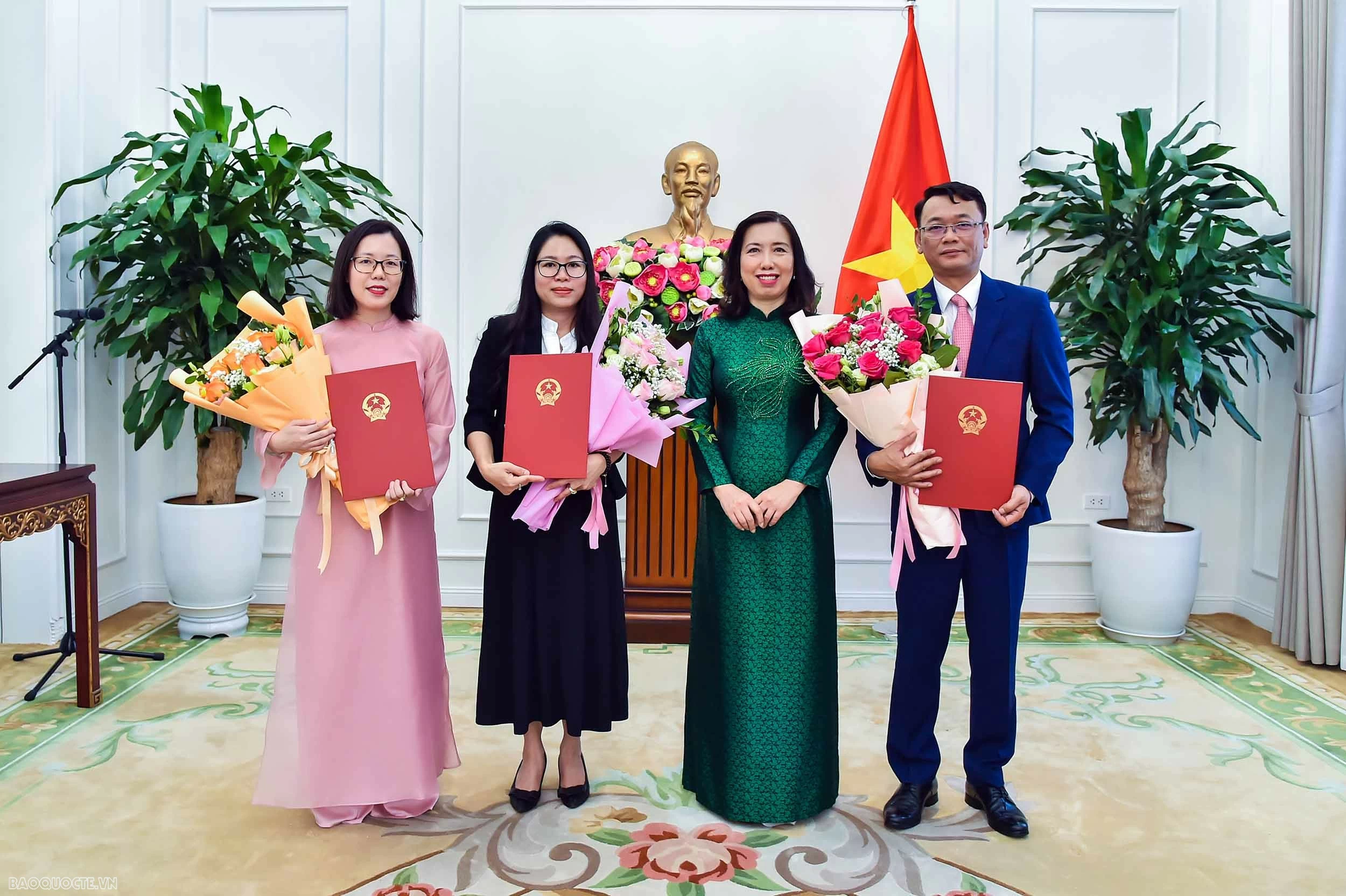 Thứ trưởng Lê Thị Thu Hằng trao quyết định bổ nhiệm cán bộ lãnh đạo, quản lý Thứ trưởng Ngoại giao Lê Thị Thu Hằng trao quyết định điều động, bổ nhiệm cán bộ lãnh đạo, quản lý