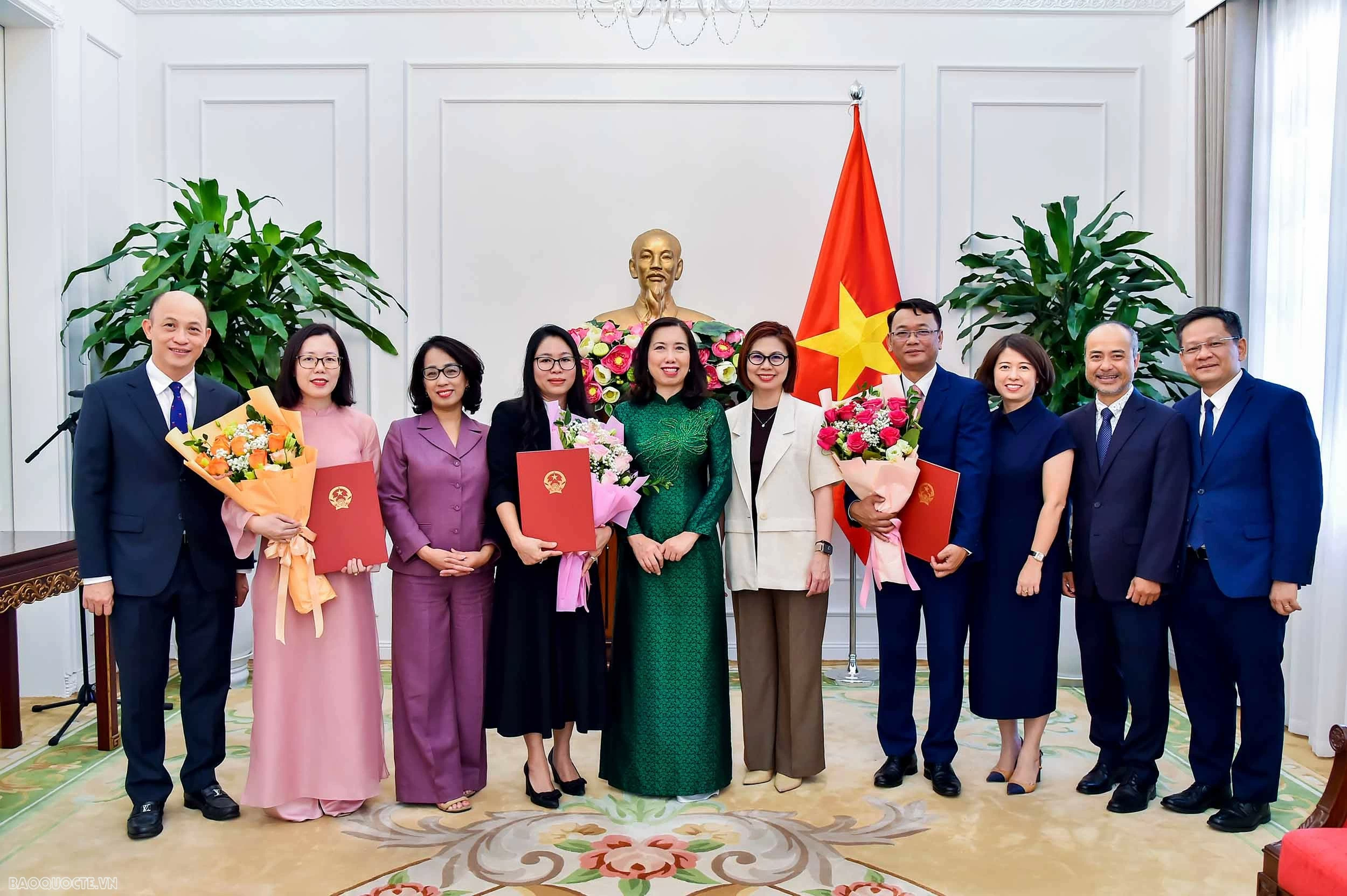 Thứ trưởng Lê Thị Thu Hằng trao quyết định bổ nhiệm cán bộ lãnh đạo, quản lý Thứ trưởng Ngoại giao Lê Thị Thu Hằng trao quyết định điều động, bổ nhiệm cán bộ lãnh đạo, quản lý