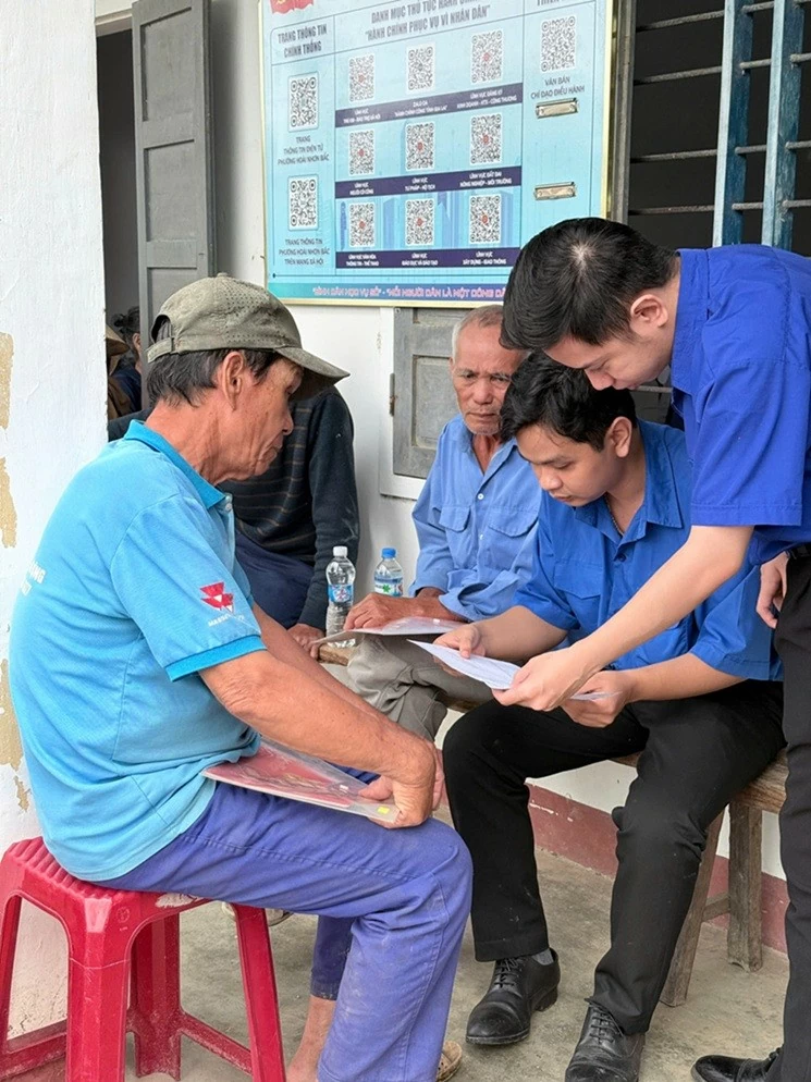 Cán bộ Đoàn thanh niên Văn phòng ĐK Đất đai tỉnh tận tình hướng dẫn người dân