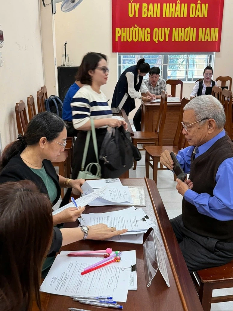 Cán bộ, viên chức Văn phòng Đăng ký đất đai ra quân thực hiện Chiến dịch “Sổ đỏ đến gần dân, dấu ấn chính quyền 2 cấp”, trực tiếp hỗ trợ, hướng dẫn người dân thực hiện thủ tục hành chính về đất đai ngay tại địa phương.