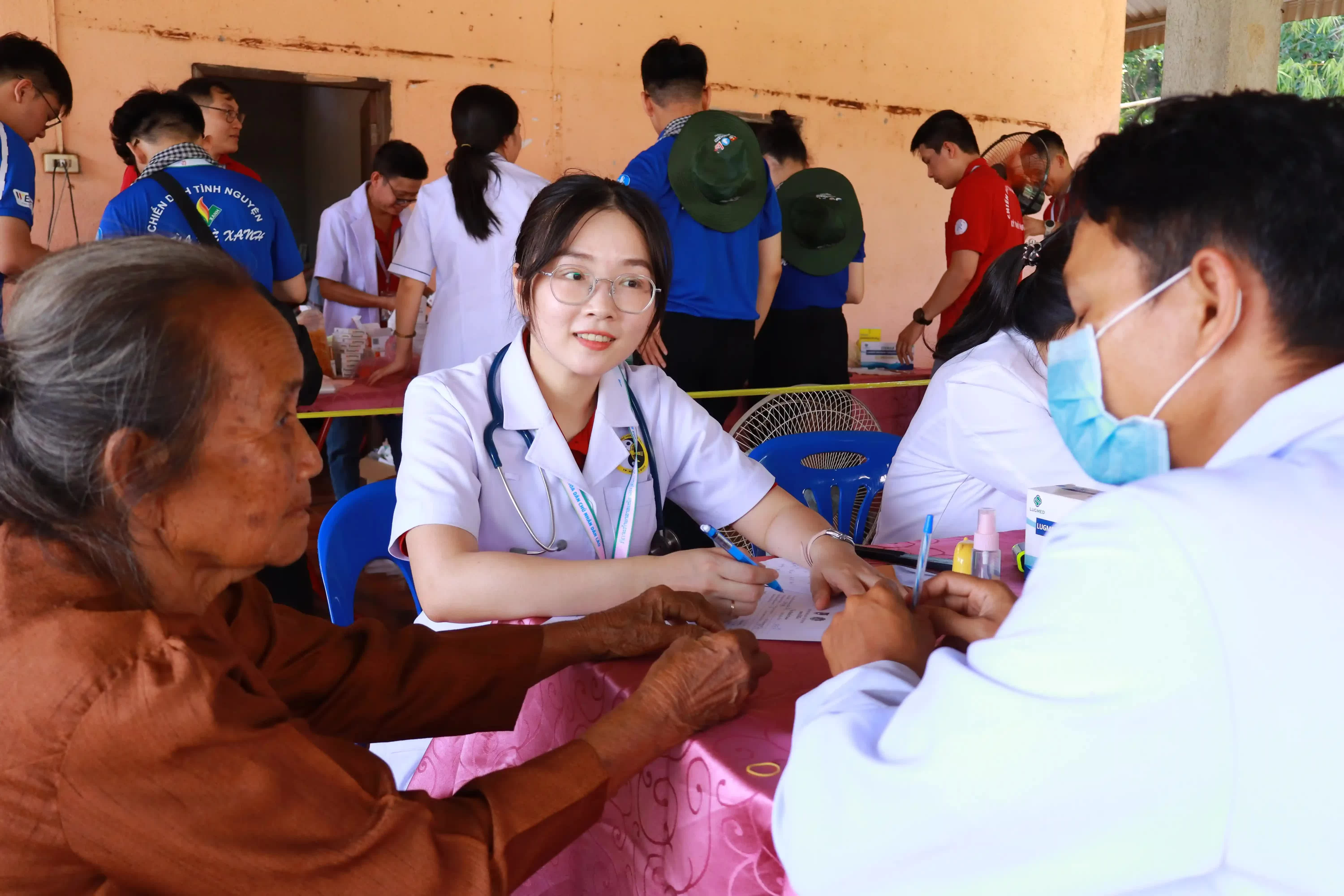 Các chiến sĩ tình nguyện tổ chức khám bệnh, tư vấn sức khỏe và cấp phát thuốc miễn phí cho người dân, góp phần chăm sóc sức khỏe cộng đồng bằng những hoạt động thiết thực. (Nguồn: Đại sứ quán Việt Nam tại Lào)