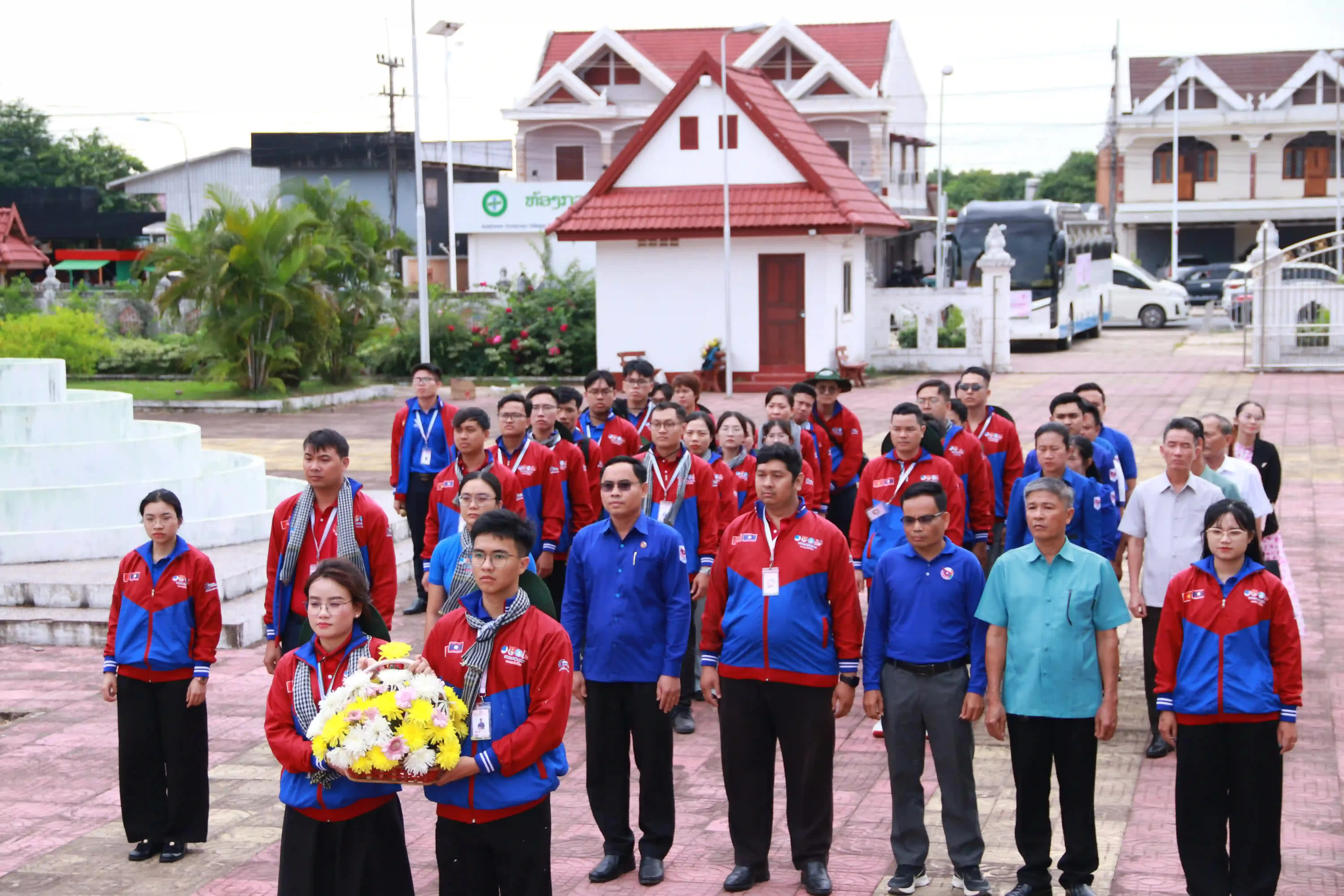 Lãnh đạo Thành đoàn TP.HCM cùng các chiến sĩ tình nguyện dâng hoa tại Tượng đài Liên minh chiến đấu Việt Nam-Lào, thể hiện lòng tri ân và tiếp nối truyền thống đoàn kết đặc biệt giữa tuổi trẻ hai nước. (Nguồn: Đại sứ quán Việt Nam tại Lào)