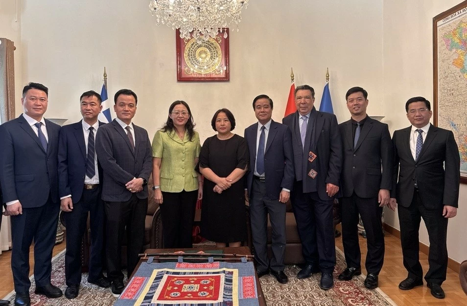 Đại sứ quán Việt Nam tại Hy Lạp đón và làm việc với Đoàn đại biểu tỉnh Lào Cai Đại sứ quán Việt Nam tại Hy Lạp đón và làm việc với Đoàn đại biểu tỉnh Lào Cai