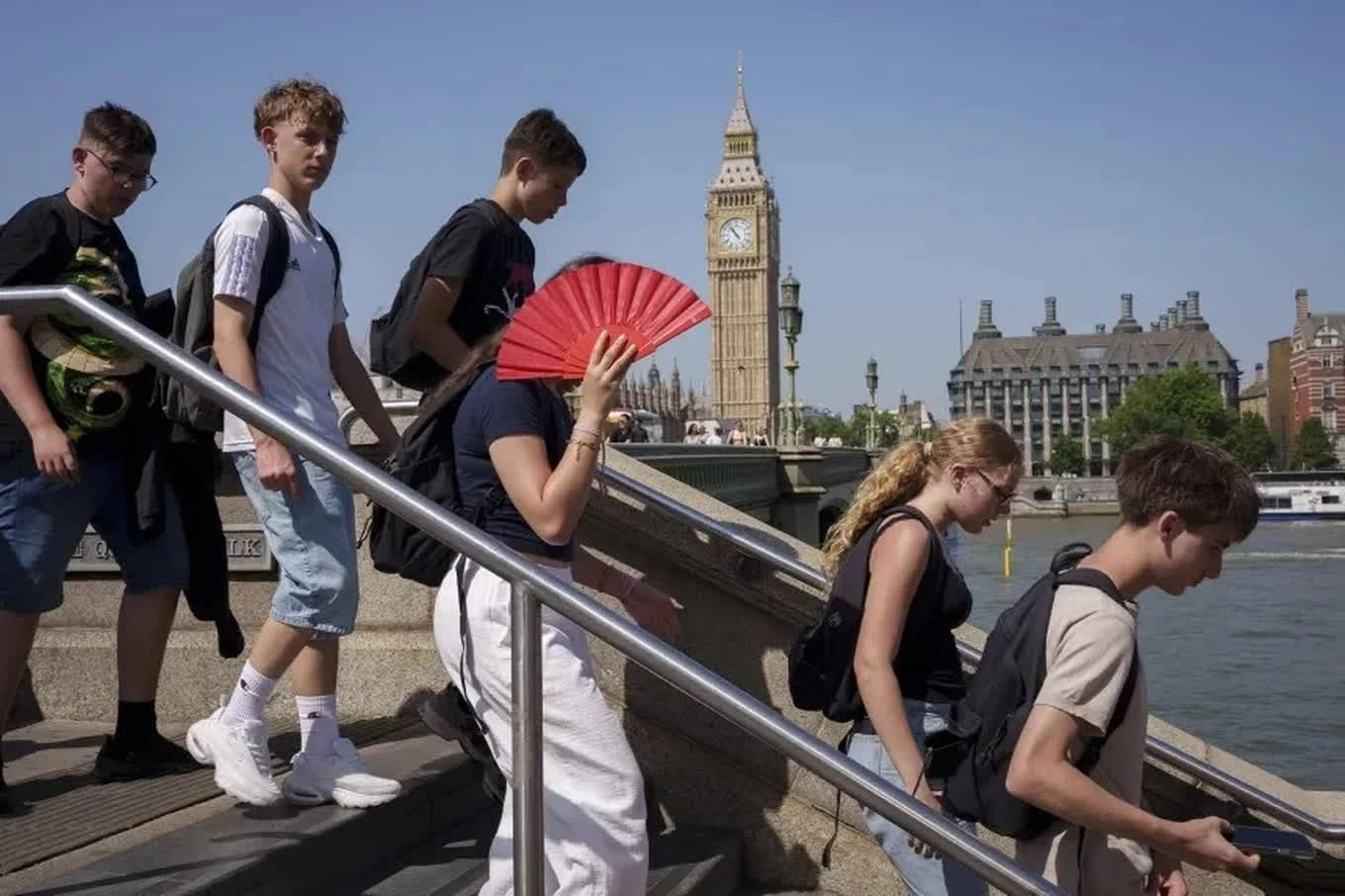 Du khách chật vật chống chọi với nắng nóng tại khu vực South Bank, London (Anh). Ngày 24/6, Anh ghi nhận mức nhiệt cao nhất từng có trong tháng 6, phá vỡ kỷ lục tồn tại suốt 50 năm (Ảnh: Richard Baker/Getty Images).