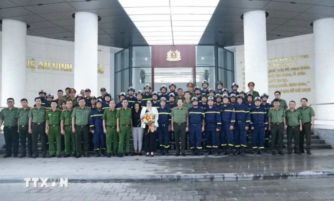 Thượng tướng Lê Văn Tuyến, Thứ trưởng Bộ Công an với đoàn công tác Bộ Công an lên đường thực hiện nhiệm vụ cứu nạn, cứu hộ tại Venezuela. (Nguồn: TTXVN) Thượng tướng Lê Văn Tuyến, Thứ trưởng Bộ Công an với đoàn công tác Bộ Công an lên đường thực hiện nhiệm vụ cứu nạn, cứu hộ tại Venezuela. (Nguồn: TTXVN)