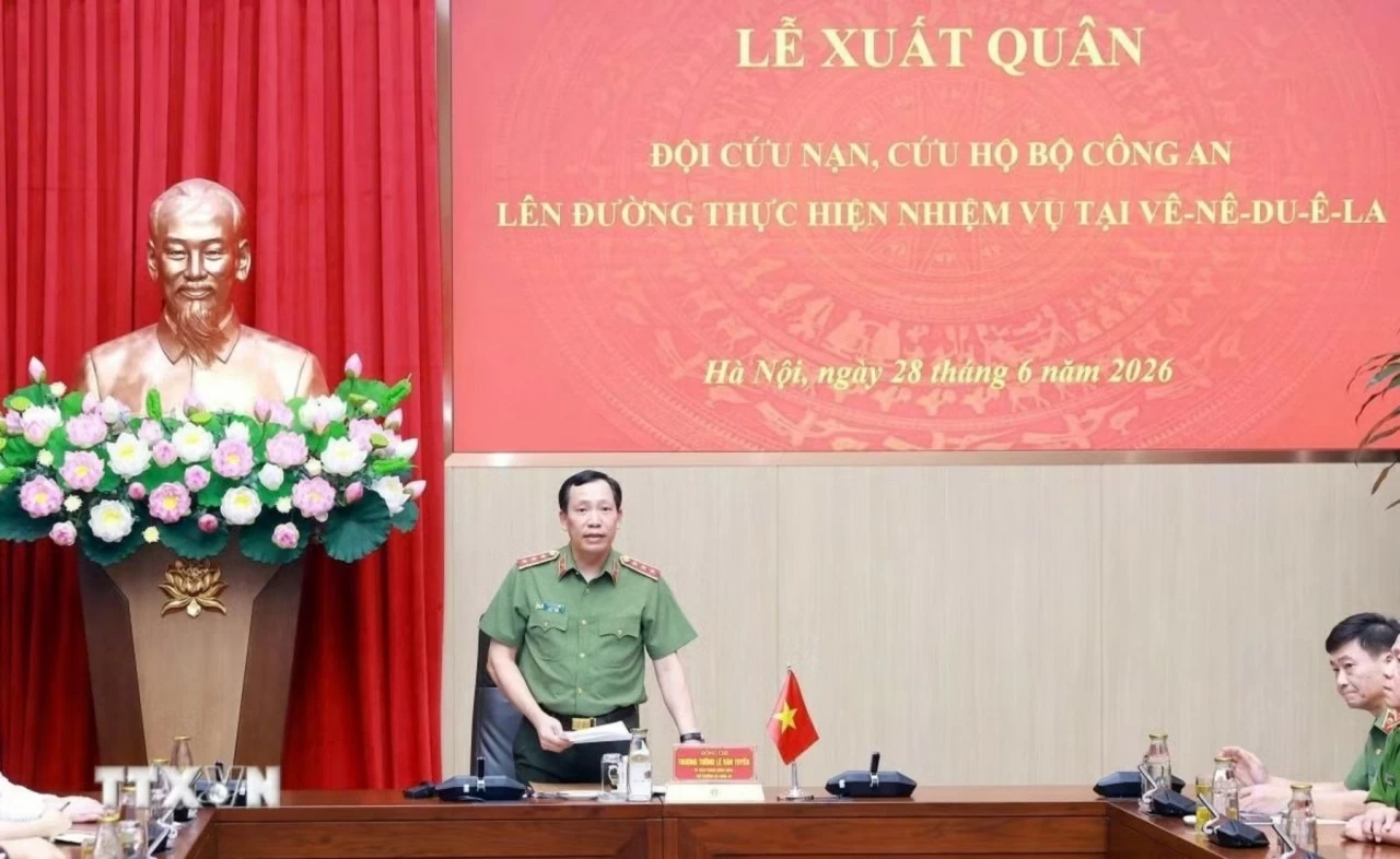 Thượng tướng Lê Văn Tuyến, Uỷ viên Trung ương Đảng, Thứ trưởng Bộ Công an phát biểu giao nhiệm vụ cho cán bộ, chiến sỹ Công an Nhân dân Việt Nam lên đường cứu nạn, cứu hộ tại Venezuela. (Nguồn: TTXVN) Thượng tướng Lê Văn Tuyến, Uỷ viên Trung ương Đảng, Thứ trưởng Bộ Công an phát biểu giao nhiệm vụ cho cán bộ, chiến sỹ Công an Nhân dân Việt Nam lên đường cứu nạn, cứu hộ tại Venezuela. (Nguồn: TTXVN)