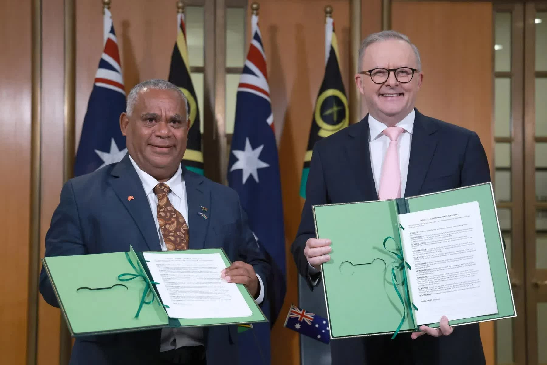 Thủ tướng Vanuatu Jotham Napat (trái) và Thủ tướng Australia Anthony Albanese sau lễ ký Thỏa thuận Nakamal tại Canberra ngày 29/6. (Nguồn: Getty Images)