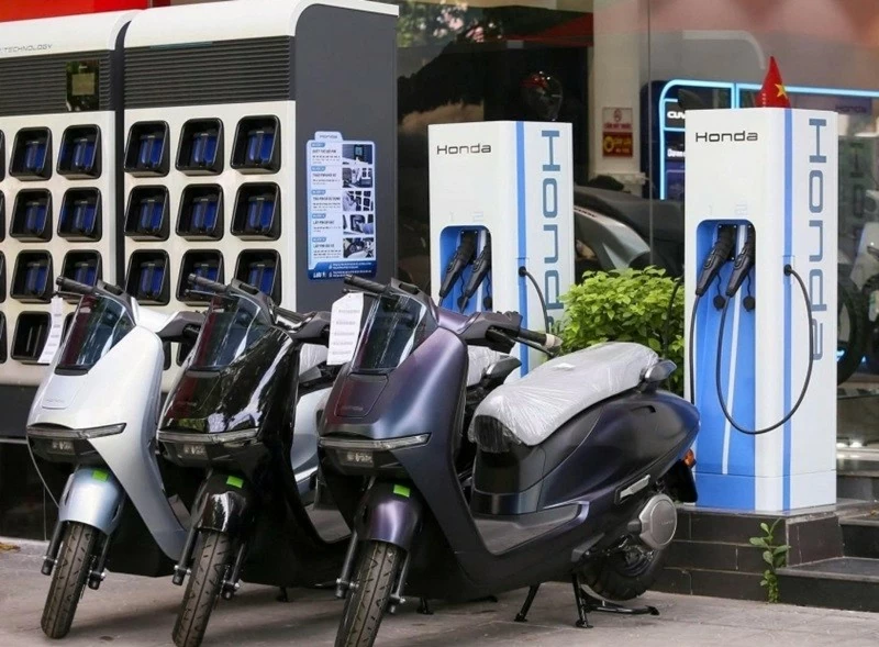 Honda trang bị cho UC3 khả năng sạc nhanh thông qua chuẩn CHAdeMO dành riêng cho xe hai bánh. Honda trang bị cho UC3 khả năng sạc nhanh thông qua chuẩn CHAdeMO dành riêng cho xe hai bánh.