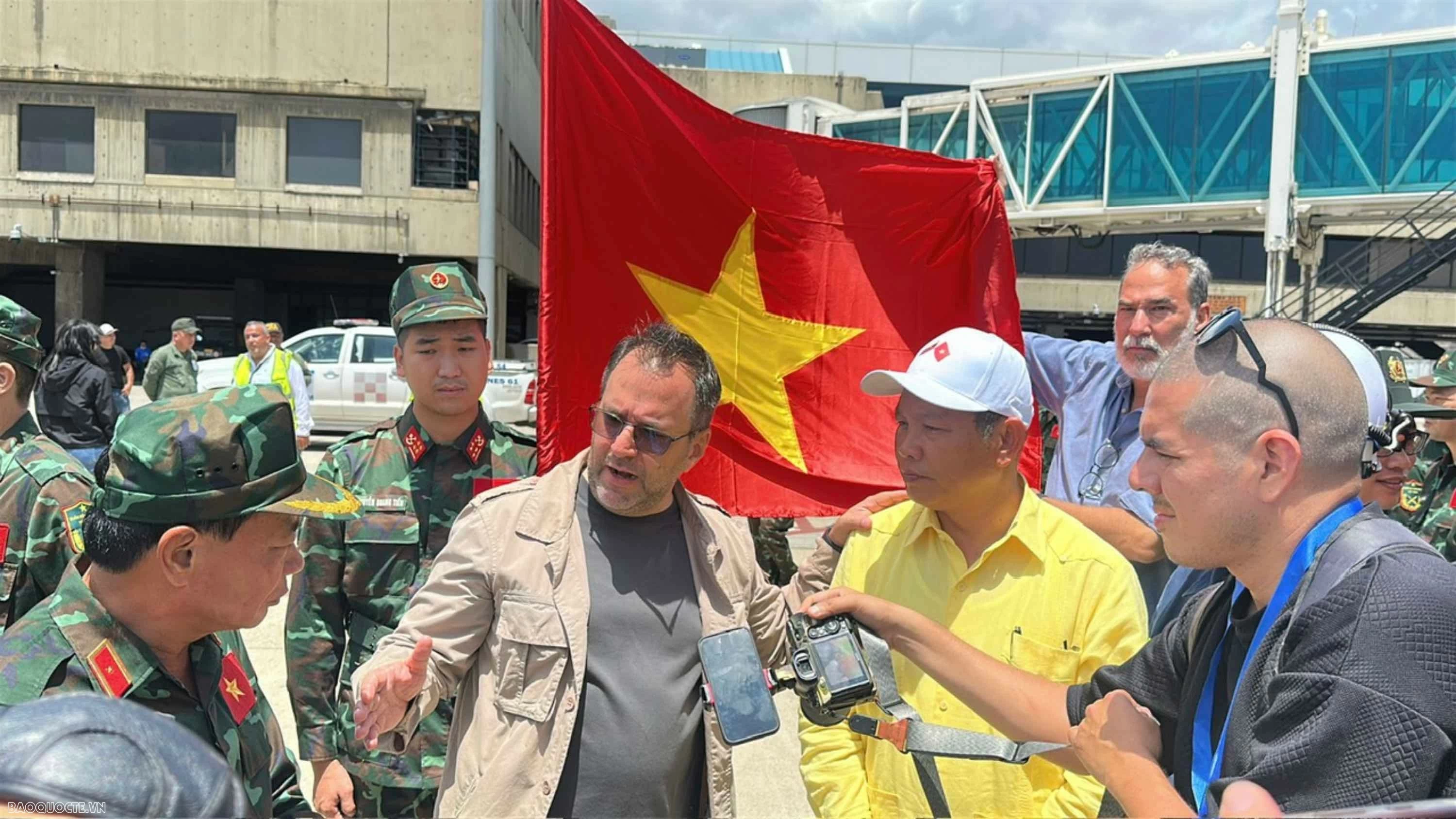 Hình ảnh đoàn cứu hộ Việt Nam tới Venezuela: Thông điệp nghĩa tình
