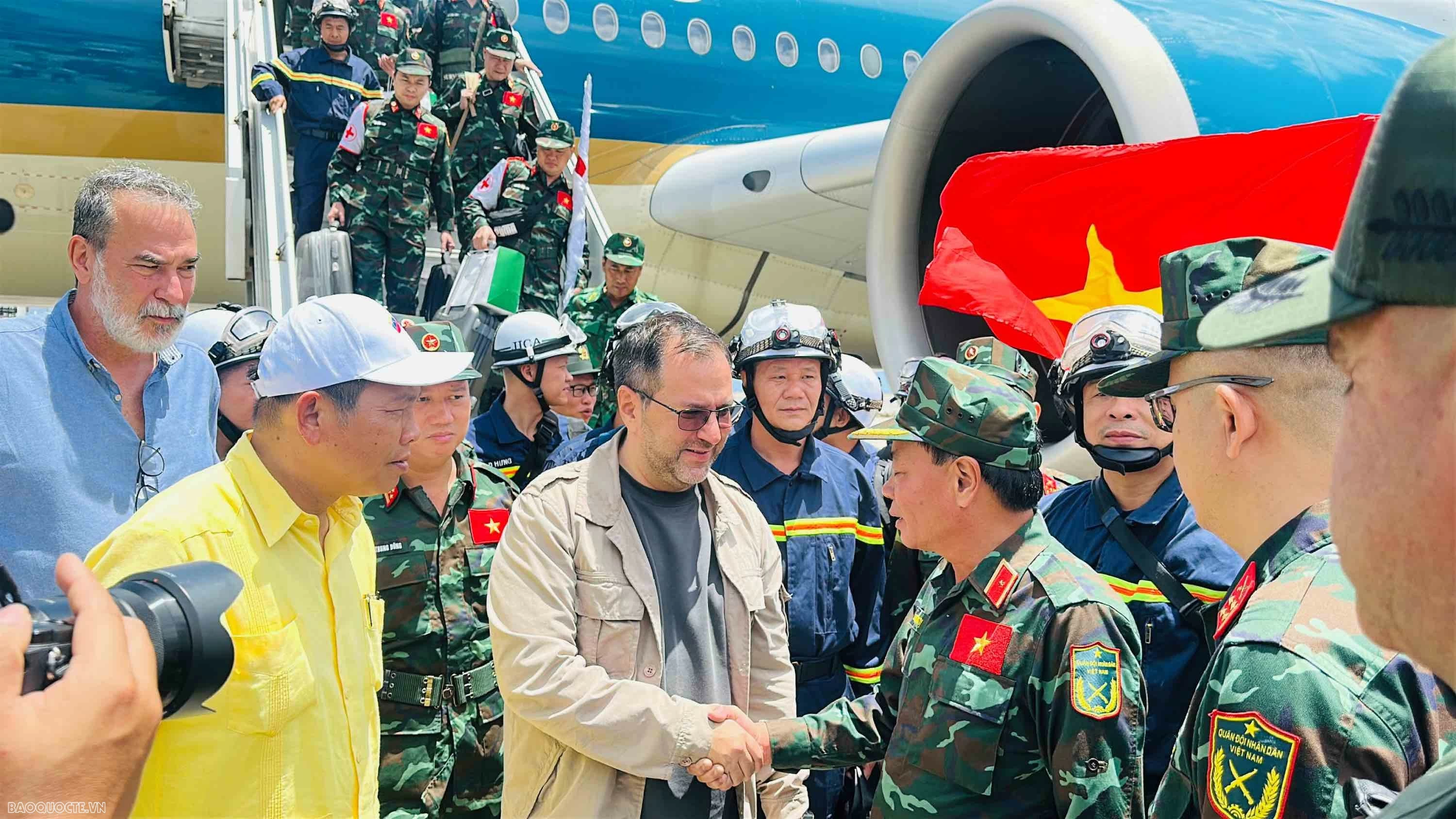 Đoàn cứu hộ Việt Nam hạ cánh Venezuela, bắt đầu sứ mệnh quốc tế Đại sứ Việt Nam tại Venezuela: Nhìn lá cờ đỏ sao vàng tung bay giữa tâm chấn để thấy sức mạnh của ngoại giao tâm công